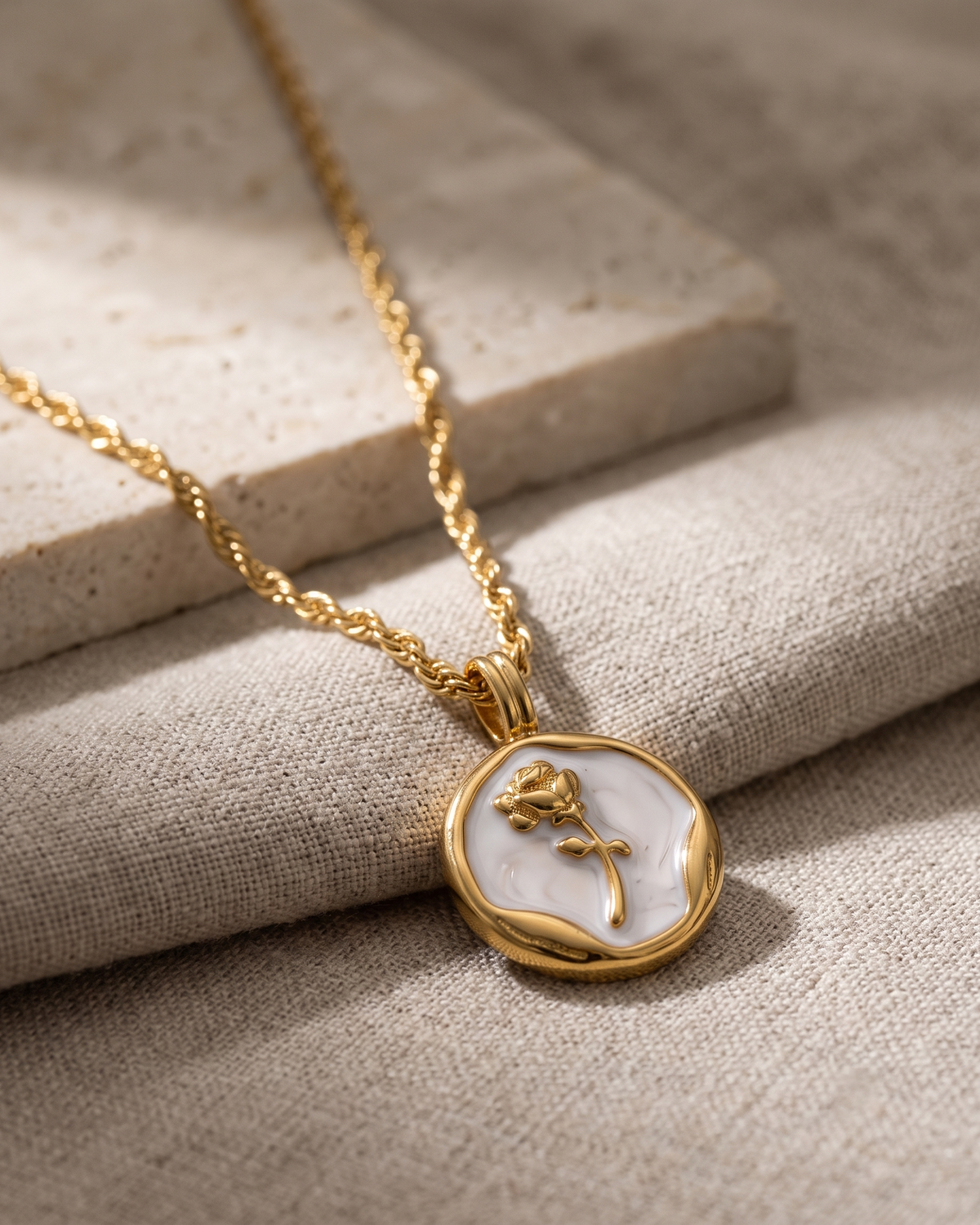 Floral Mother-of-Pearl Necklace (Anti Tarnish)